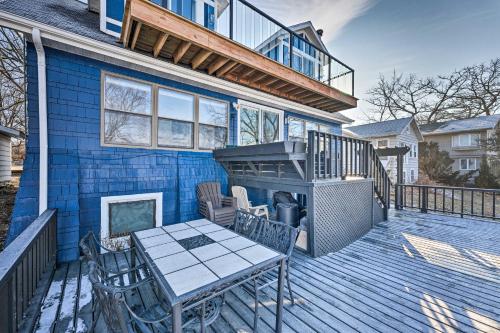Μπαλκόνι ή βεράντα στο Lakefront Home with Gorgeous Sunsets, Kayaks, and Pier
