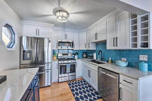 Η κουζίνα ή μικρή κουζίνα στο Lakefront Home with Gorgeous Sunsets, Kayaks, and Pier