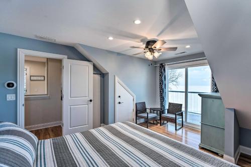 Ένα ή περισσότερα κρεβάτια σε δωμάτιο στο Lakefront Home with Gorgeous Sunsets, Kayaks, and Pier