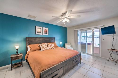 - une chambre avec un lit et un ventilateur de plafond dans l'établissement Lake Havasu City Vacation Rental with Pool!, à Lake Havasu City