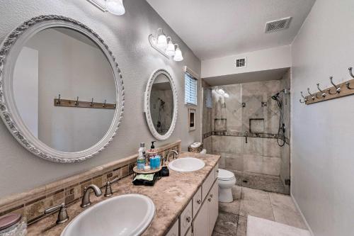 La salle de bains est pourvue de 2 lavabos et d'une douche. dans l'établissement Lake Havasu City Vacation Rental with Pool!, à Lake Havasu City