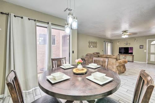 Imagen de la galería de 2 Mi to Sports Complex Peoria Home with Patio!, en Peoria