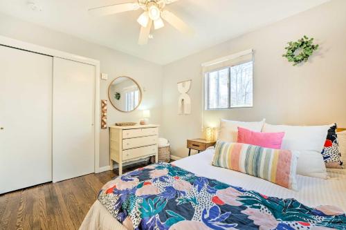 - une chambre avec un lit, une commode et un miroir dans l'établissement Asheville Area Bungalow Near Biltmore Estate, à Arden