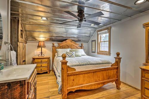um quarto com uma cama e uma ventoinha de tecto em Victoria Farms Vinemont Vacation Rental! 