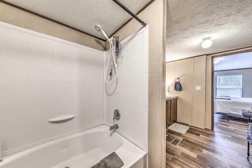 una vasca bianca in bagno con una camera da letto di Ruidoso Home Near Golfing, Hiking and Shopping a Ruidoso