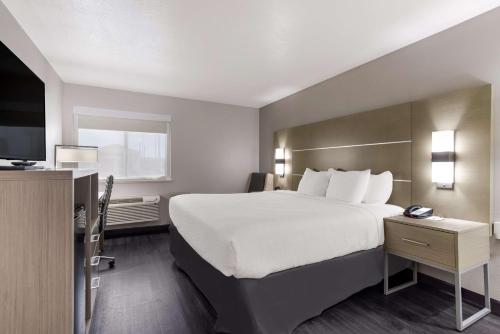 格蘭茨的住宿－Best Western Grants Inn，酒店客房设有一张大床和一台电视。