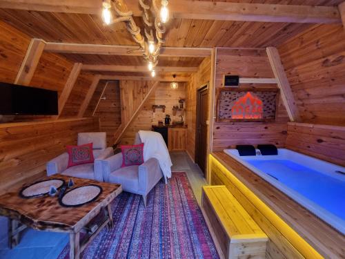 Habitación con bañera en una cabaña de madera en Meşe Dağ Evleri en Rize