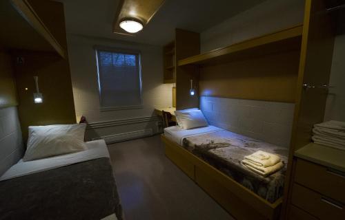 Memorial University tesisinde bir odada yatak veya yataklar