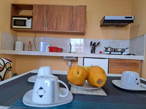 una cocina con una mesa con dos calabazas. en Casa Itabaca I, en San Cristobal