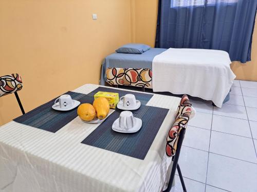 una mesa con platos de comida encima en Casa Itabaca I, en San Cristobal