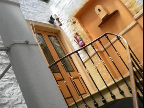 una escalera que conduce a una puerta de un edificio en Casa Colonial 3 piso Escalera en Buenos Aires