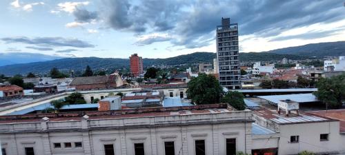 vistas a una ciudad con un edificio alto en Depto. Céntrico en San Salvador de Jujuy