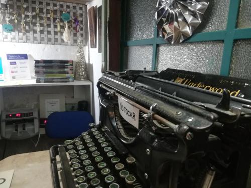an antique typewriter in a room with a desk at HOTEL Boutique Casablanca Adrogué in Adrogué