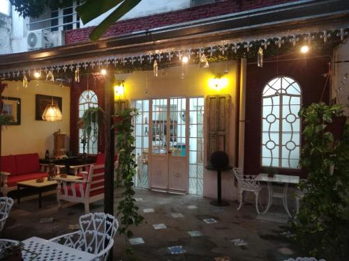un patio de una casa con luces y sillas en HOTEL Boutique Casablanca Adrogué en Adrogué