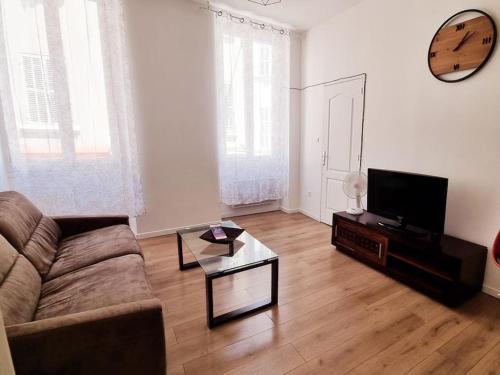 a living room with a couch and a coffee table at Le Cédralie Cours Julien, La plaine - Lumineux in Marseille