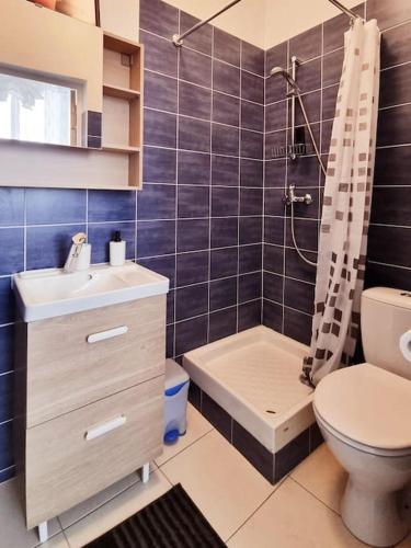 a bathroom with a toilet and a sink and a shower at Le Cédralie Cours Julien, La plaine - Lumineux in Marseille