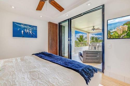 1 dormitorio con cama y vistas al océano en POLO BEACH CLUB, #707 condo, en Wailea