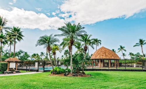 een park met palmbomen en een paviljoen bij Big Island Keauhou Punahele by Coldwell Banker Island Vacations in Kailua-Kona