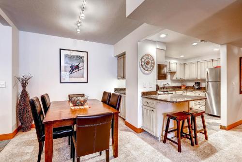 una cucina e una sala da pranzo con tavolo e sedie di PARK STATION 134 condo a Park City