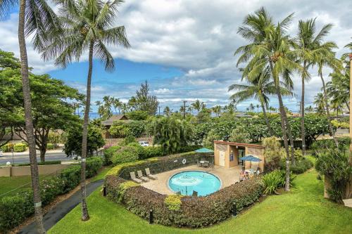 Elle offre une vue sur une arrière-cour dotée d'une piscine et de palmiers. dans l'établissement Maui Vista by Coldwell Banker Island Vacations, à Kihei