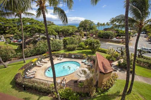 - une vue aérienne sur la piscine du complexe bordée de palmiers dans l'établissement Maui Vista by Coldwell Banker Island Vacations, à Kihei