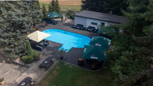 una vista aérea de una piscina con sombrillas en Penzion Tadeášovy domky, en Hajnice