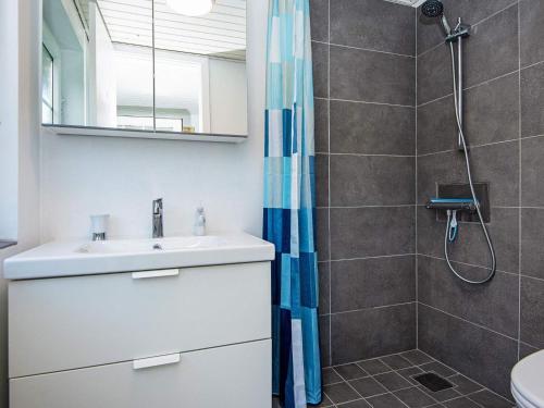 ein Bad mit einer Dusche und einem Waschbecken in der Unterkunft Holiday home Ulfborg LXXXIV in Ulfborg