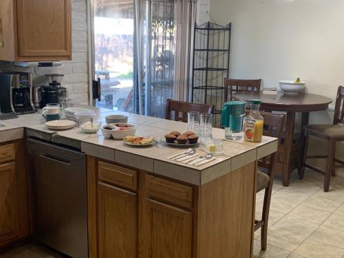 una cocina con una barra con comida. en Casa de Basswood en Tucson