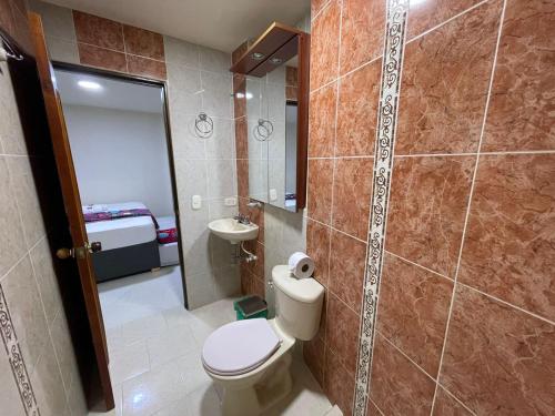 ein Bad mit einem WC, einer Dusche und einem Waschbecken in der Unterkunft Apartamento con vista al embalse in Guatapé