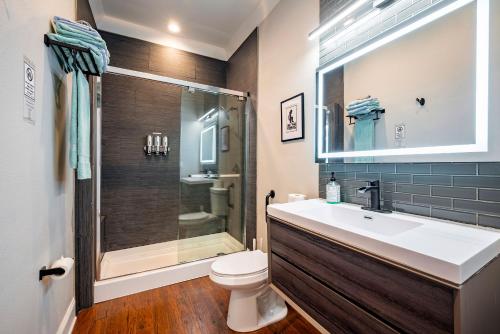een badkamer met een wastafel, een douche en een toilet bij Luxury new Home/Museum/Med. Ctr/dwn twn*FAMILIES in Houston