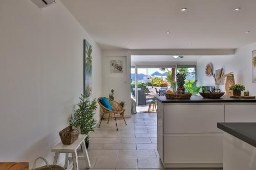 Kuchyň nebo kuchyňský kout v ubytování Baie Nettle Beach Villa 2080