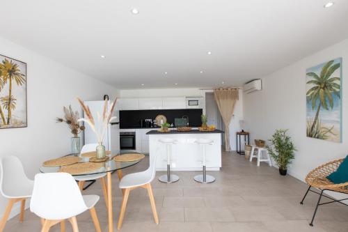 Kuchyň nebo kuchyňský kout v ubytování Baie Nettle Beach Villa 2080