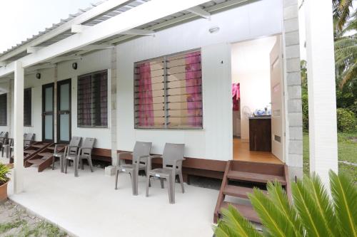 a patio of a house with chairs and a window at Ranginuis Retreat in Arutanga
