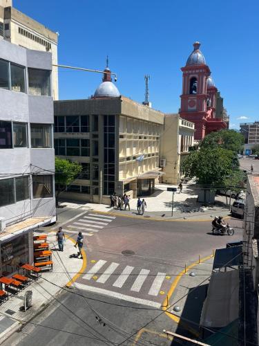 una calle de la ciudad con un edificio con una torre de reloj en Departamento a 10 metros de la Catedral y plaza principal, con vista desde el balcon en San Fernando del Valle de Catamarca