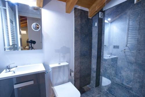 a bathroom with a toilet and a sink and a shower at Cuencaloft La Plazeta in Cuenca