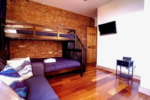 ein Wohnzimmer mit 2 Etagenbetten und einem Sofa in der Unterkunft Rustic Sunset in New York