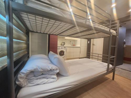 ソウルにあるOlive hostel R(Residence)の二段ベッド(白いシーツ、枕付)
