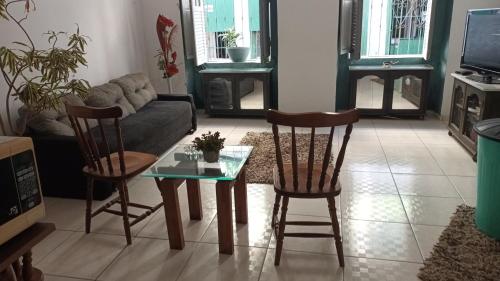 sala de estar con 2 sillas y mesa en Hostel Palma de Leão en Salvador