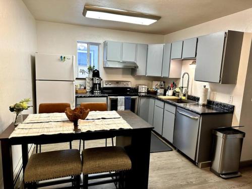 una cucina con tavolo, sedie e frigorifero di Comfortable 2BR Apt Central a Fairbanks