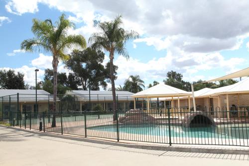 A piscina localizada em Jolly Swagman Motor Inn ou nos arredores