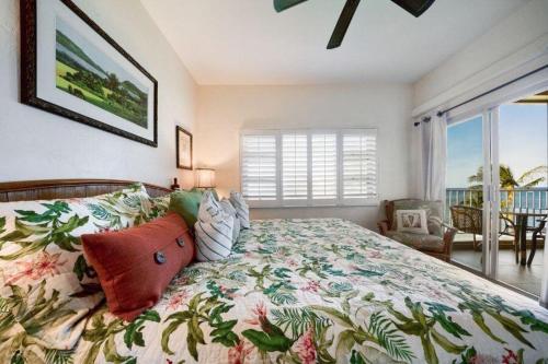 A bed or beds in a room at MENEHUNE SHORES, #623 condo