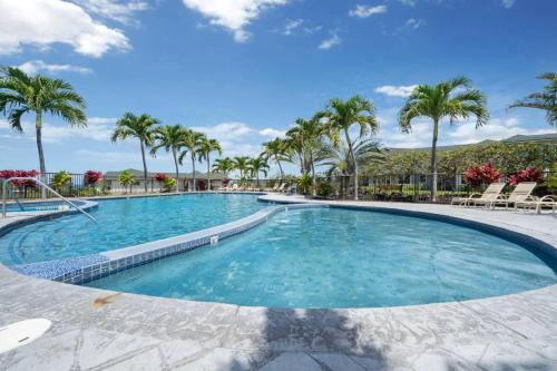 una piscina in un resort con palme di Big Island Na Hale O Keauhou by Coldwell Banker Island Vacations a Kailua-Kona