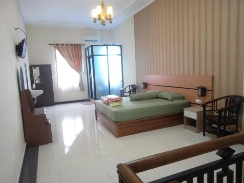 1 dormitorio con 1 cama y ventana en una habitación en Riki Guesthouse Syari'ah, en Jepara