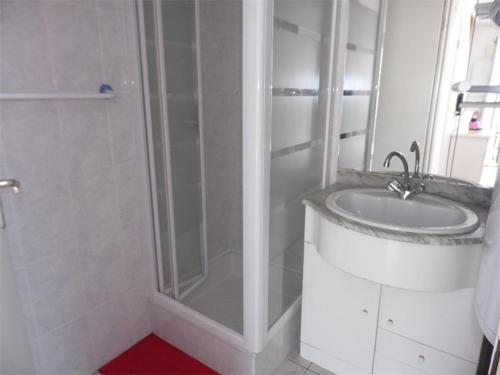 bagno bianco con lavandino e doccia di Maison Marseillan-Plage, 3 pièces, 6 personnes - FR-1-326-397 a Marseillan