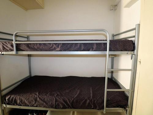 une chambre avec deux lits superposés dans l'établissement Charmant Studio Cabine avec Jardin - Proche Plage et Commerces - Parking Sécurisé - FR-1-307-118, au Grau-du-Roi