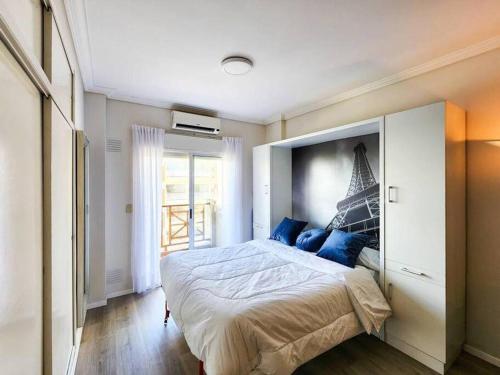 1 dormitorio con 1 cama grande con almohadas azules en Smart Design Home - Buenos Aires en Buenos Aires