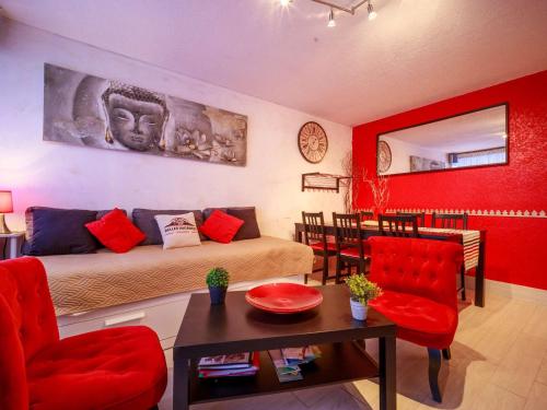 une chambre avec un lit, une table et des chaises dans l'établissement Confort et Praticité : Appartement 4 Pers. à St-Lary Village, Proche Commerces et Téléphérique - FR-1-296-455, à Saint-Lary-Soulan