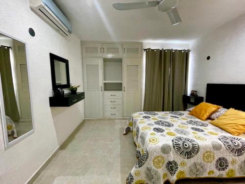 a bedroom with a bed and a dresser and a mirror at Casa el conquistador/ExcelenteUbicación/2Hab/Wifi in Mérida