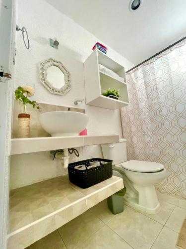 a bathroom with a white sink and a toilet at Casa el conquistador/ExcelenteUbicación/2Hab/Wifi in Mérida