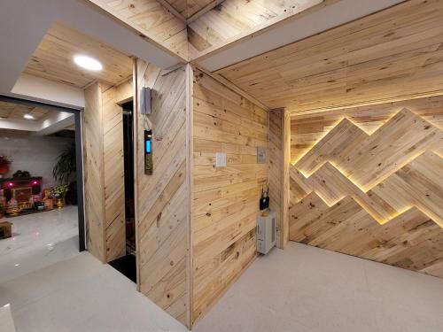 um quarto com uma parede de madeira com um padrão de flecha em Lightning House em Da Lat